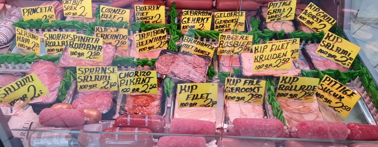 De vleeswarentoonbank van Joop de Kaasknaller